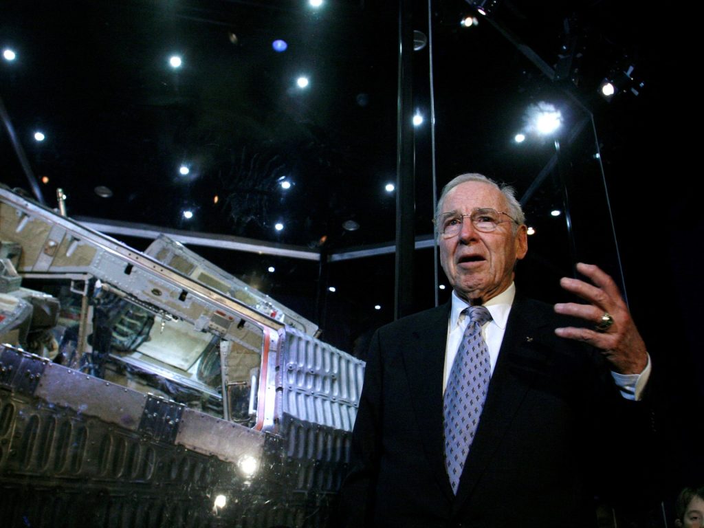 Jim Lovell, uno dei primi astronauti ad orbitare la luna, muore all'età di 97 anni