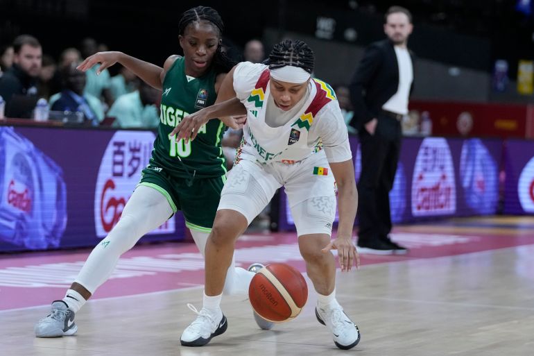 Cierra Dillard del Senegal, a destra, e la promessa della Nigeria Amukamara inseguono una palla sciolta durante un gruppo di qualificazione olimpica femminile una partita di basket