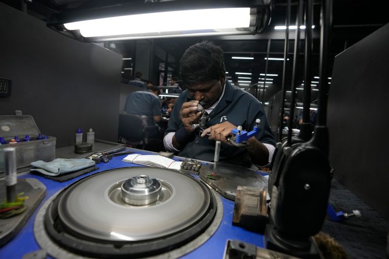 Kurjibhai Makwana controlla la lucidatura di un diamante coltivato in laboratorio a Greenlab Diamonds, a Surat, in India, lunedì 5 febbraio 2024. (Foto AP/Ajit Solanki)