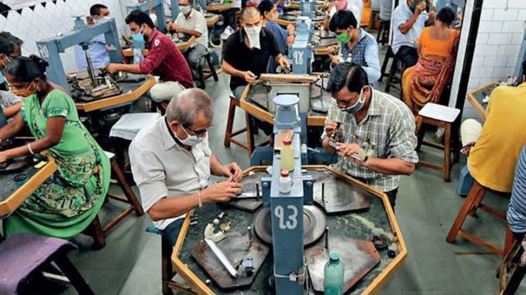 Le tariffe dell'India di Trump chiuderanno il più grande fornitore di diamanti tagliati al mondo?