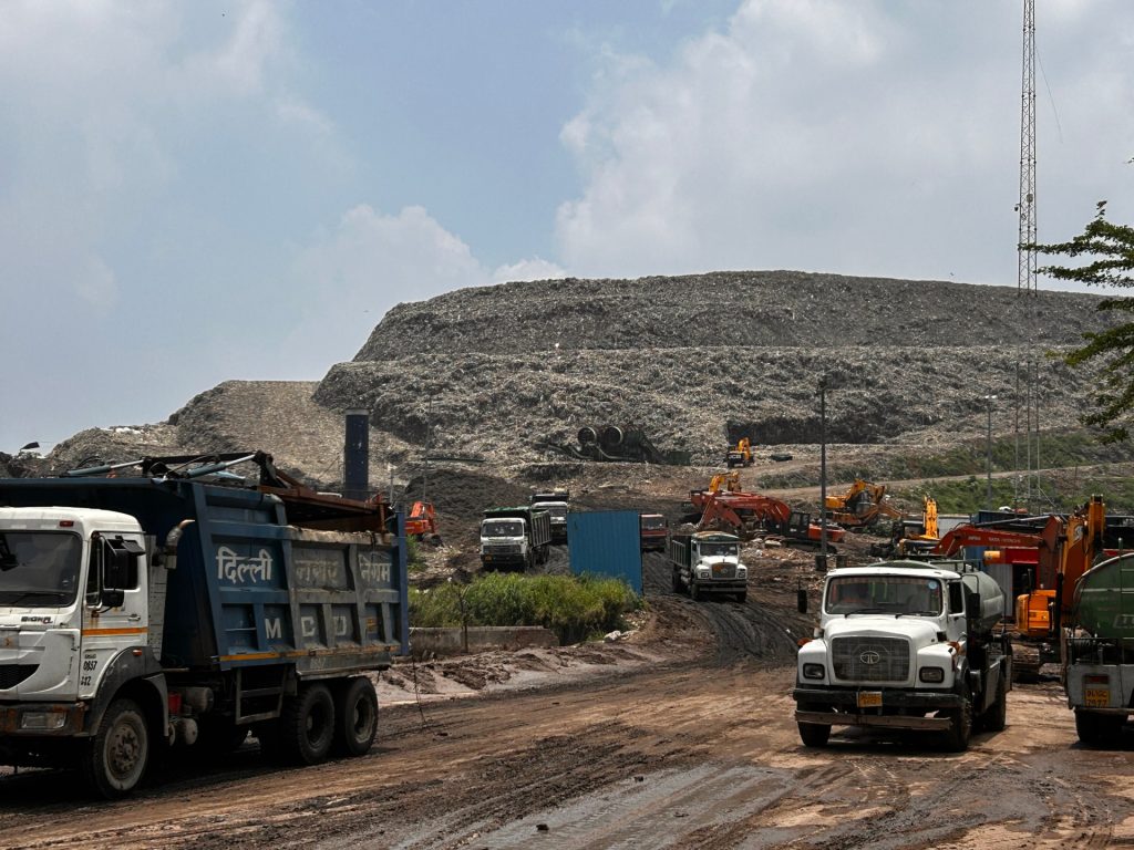 Le montagne della spazzatura di Nuova Delhi diventano bombe di calore per i raccoglitori di rifiuti dell'India