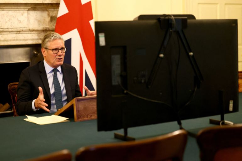 Il primo ministro britannico Keir Starmer copri la coalizione della chiamata di videoconferenza volontaria con i leader europei in Ucraina, in vista della riunione prevista del presidente degli Stati Uniti Donald Trump e del presidente russo Vladimir Putin in Alaska, a Londra, in Gran Bretagna, 13 agosto 2025. Reuters/Jack Taylor/Pool piscina