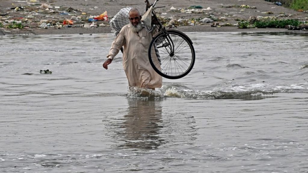 Le piogge monsoniche torrenziali in Pakistan uccidono oltre 20, di cui 10 a Karachi