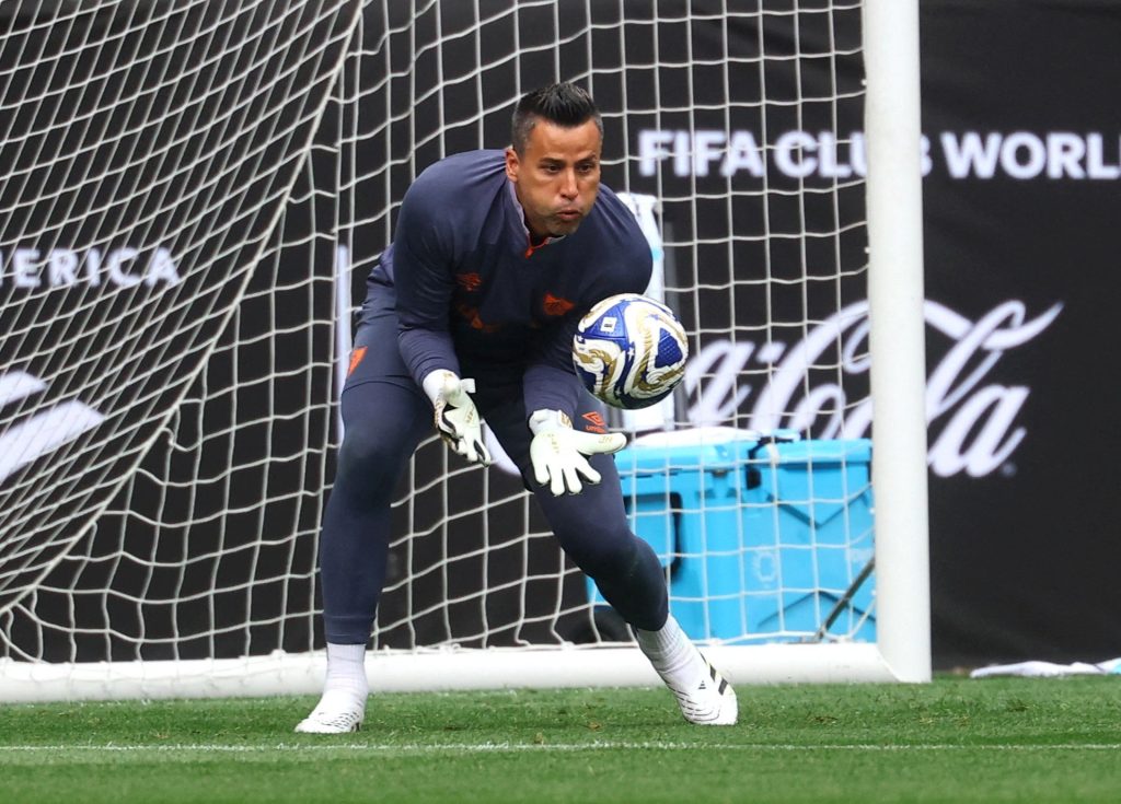 Brasile Keeper Fabio Breaks Shilton's World Record per la maggior parte dei giochi