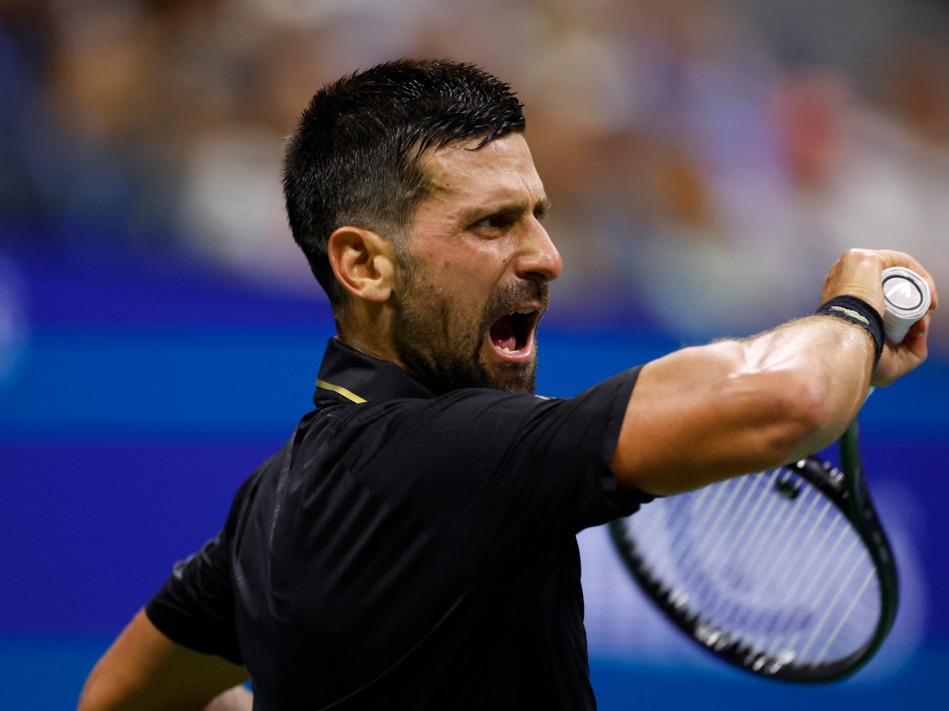 Novak Djokovic battaglie per vincere la partita del primo turno a US Open