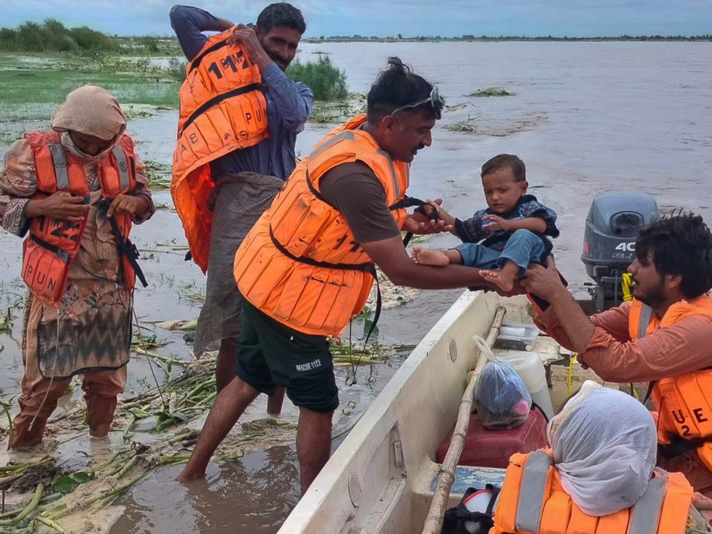 Il Pakistan evacua migliaia mentre l'India rilascia acqua dai fiumi gonfie