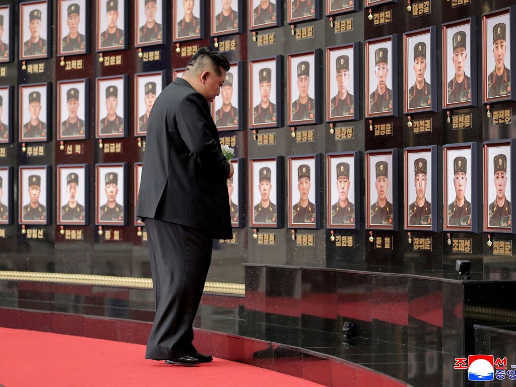 Kim Jong Un salva le truppe di Kim Jong della Corea del Nord uccide in guerra "Heroic" con l'Ucraina