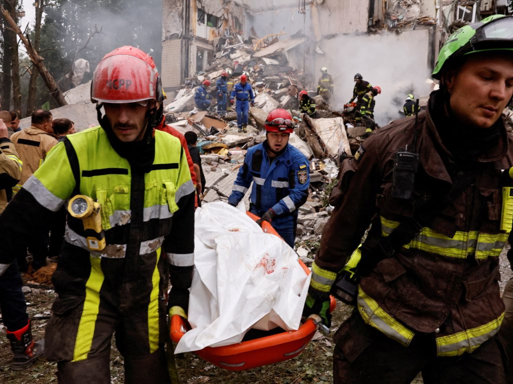 Dopo uno degli attacchi più mortali della Russia, i residenti di Kiev perdono la speranza di aiuto