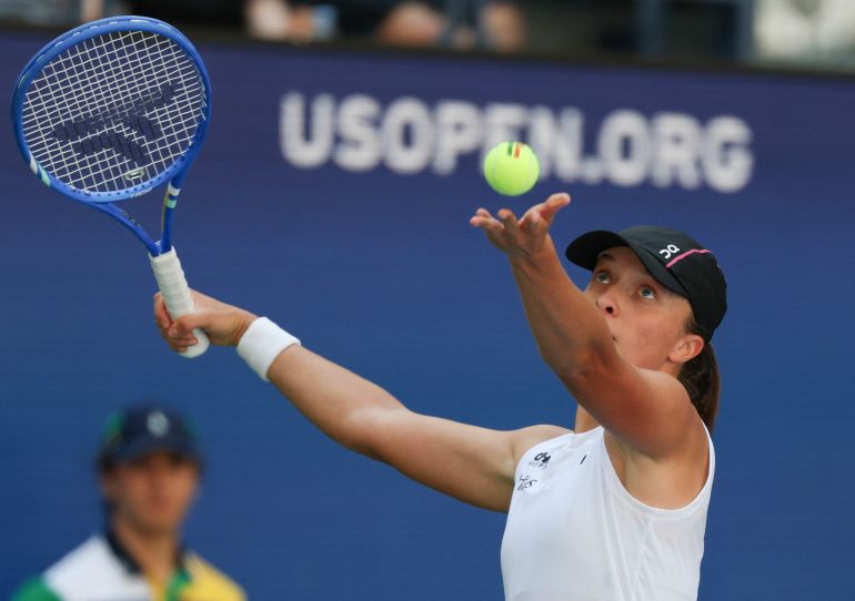 L'IGA Swiatek della Polonia serve all'Emiliana Arango della Colombia durante la partita del tennis del primo turno di singoli femminili il terzo giorno del torneo US Open Tennis presso l'Usta Billie Jean King National Tennis Center a New York City, il 26 agosto 2025. (Foto di Timothy A. Clary / AFP)