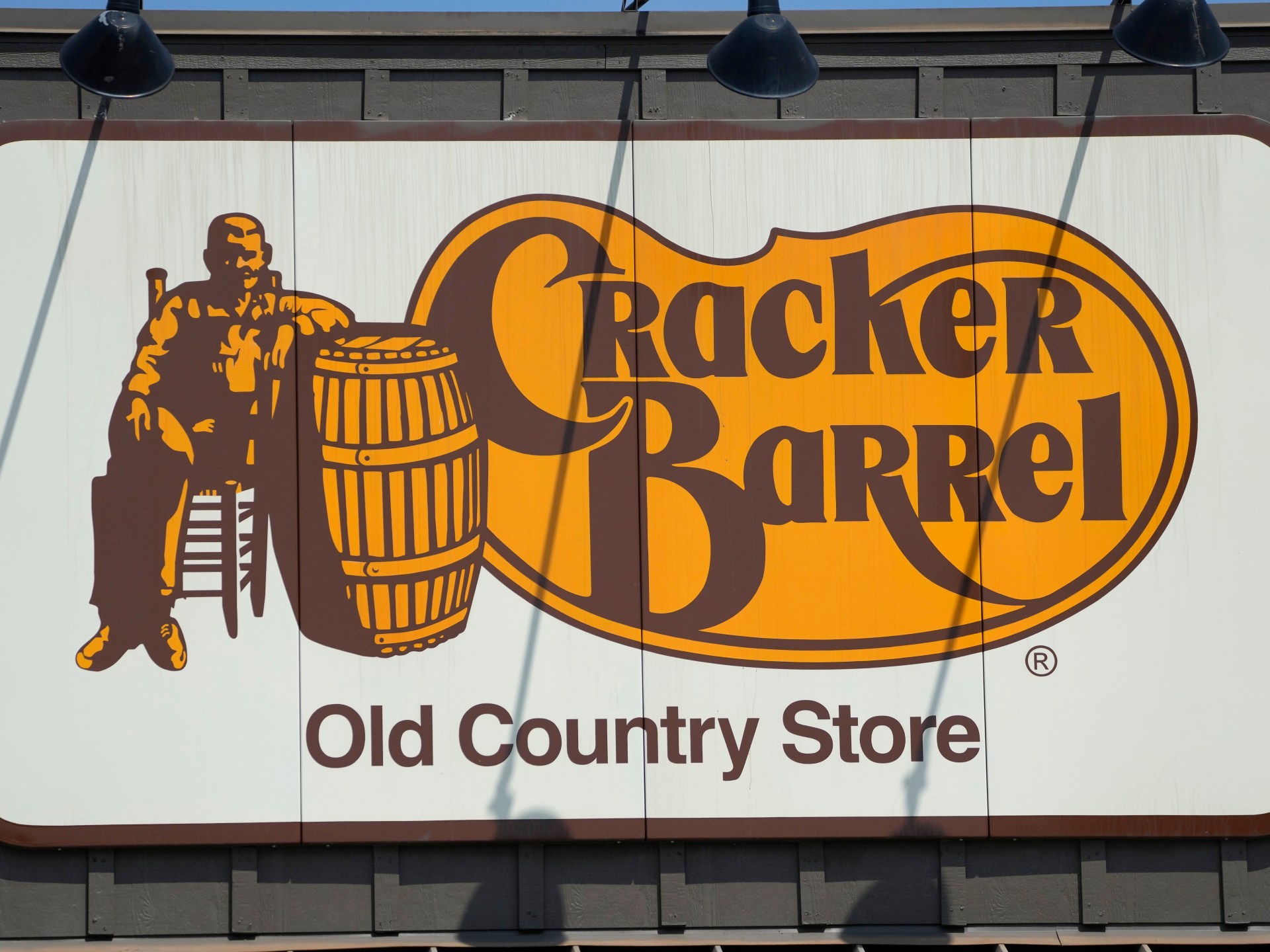 Cracker Barrel ravviva il vecchio logo dopo il contraccolpo alimentato da Trump