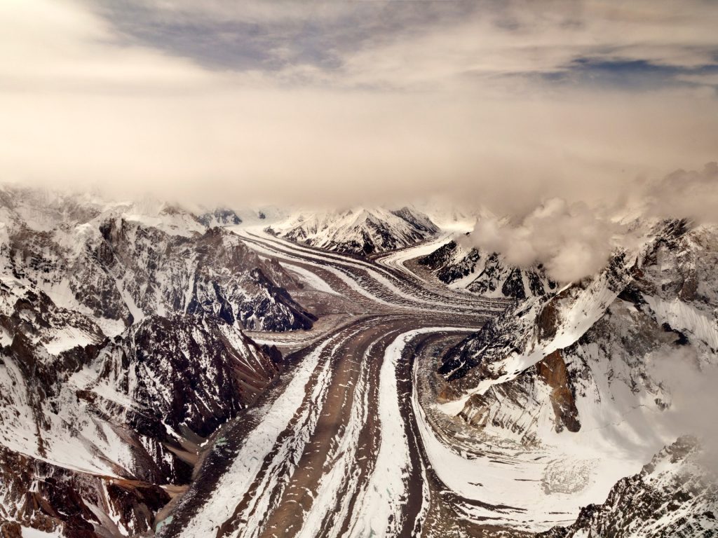 Dietro le ripetute alluvioni del Pakistan: ghiacciai di scioglimento, foreste impoverite