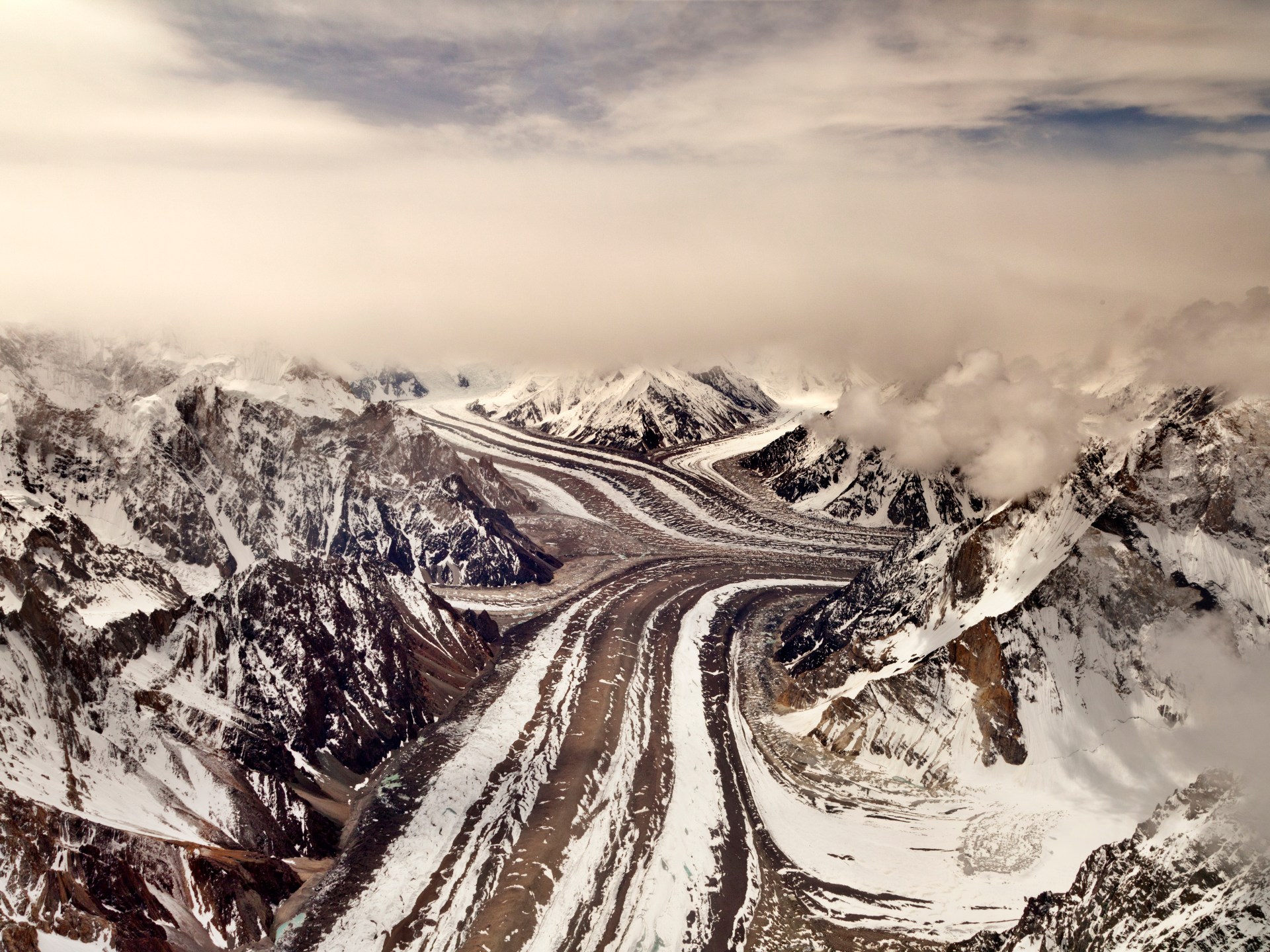 Dietro le ripetute alluvioni del Pakistan: ghiacciai di scioglimento, foreste impoverite
