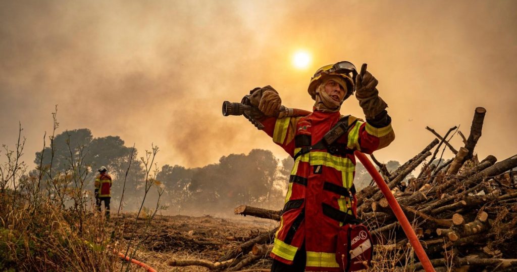 Europa meridionale combattendo i peggiori incendi da decenni tra enormi fiamme