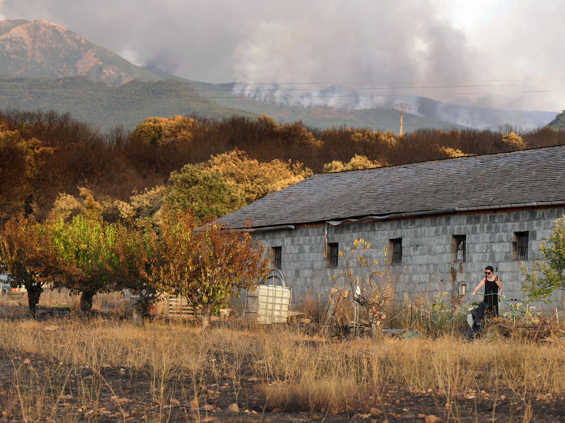 Gli incendi in Europa uccidono due persone come migliaia di persone costrette a fuggire