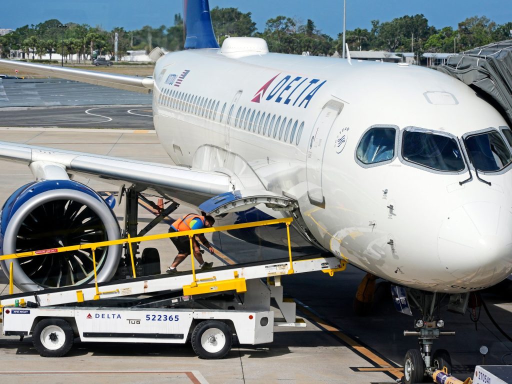 I legislatori statunitensi criticano il possibile utilizzo dell'intelligenza artificiale nei prezzi personalizzati dei biglietti di volo