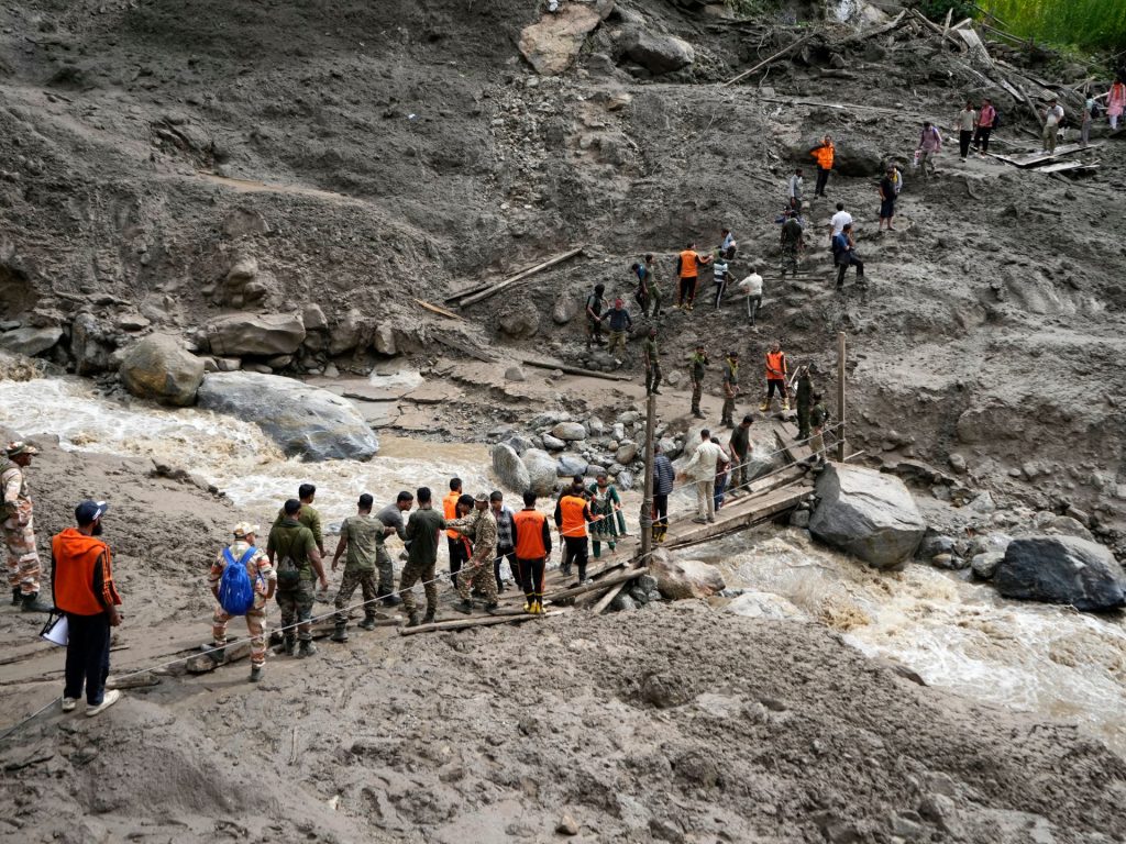 I soccorritori cercano di dispersi dopo devastante Kashmir Cloudburst | Notizie inondate