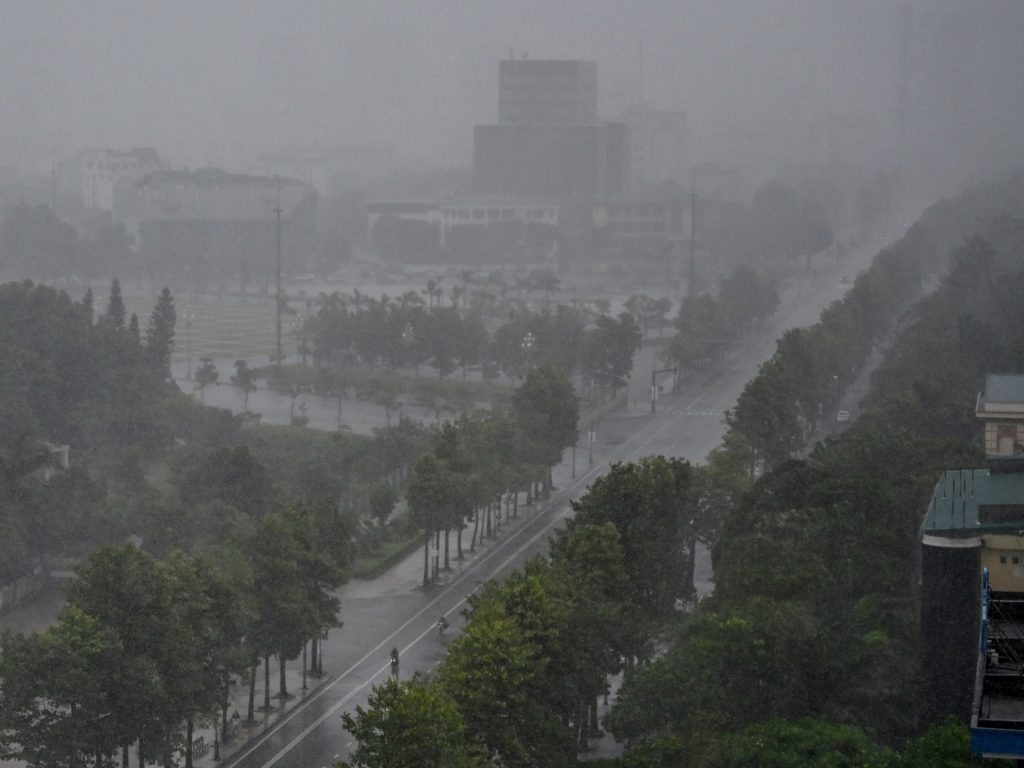Il Vietnam si prepara a evacuare mezzo milione di persone davanti al tifone Kajiki