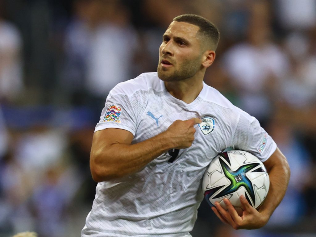 Il club tedesco si spende dalla firma dell'attaccante Israele dopo il contraccolpo dei fan