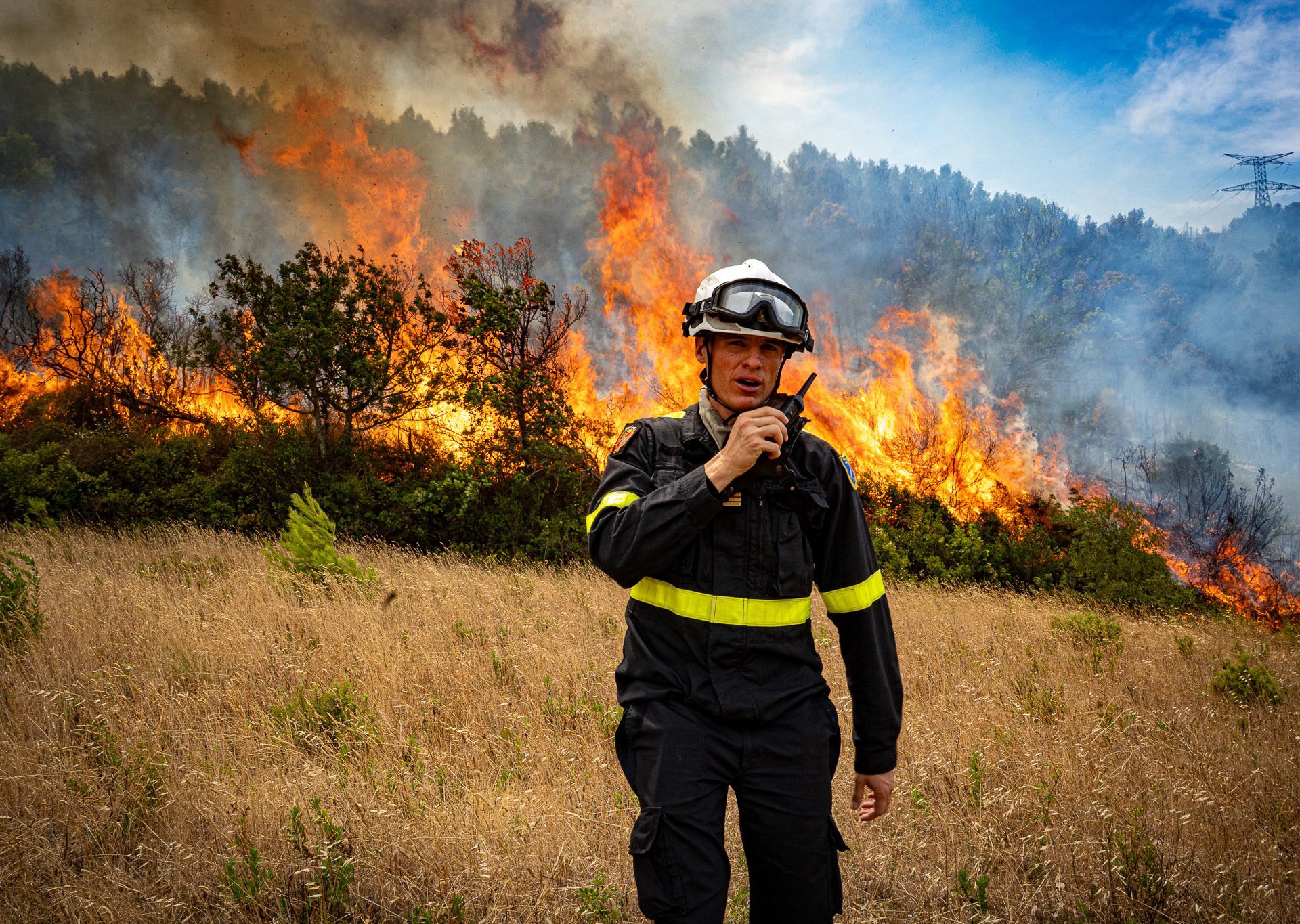La Francia combatte il più grande incendio da decenni mentre i residenti rimangono sfollati | Notizie climatiche