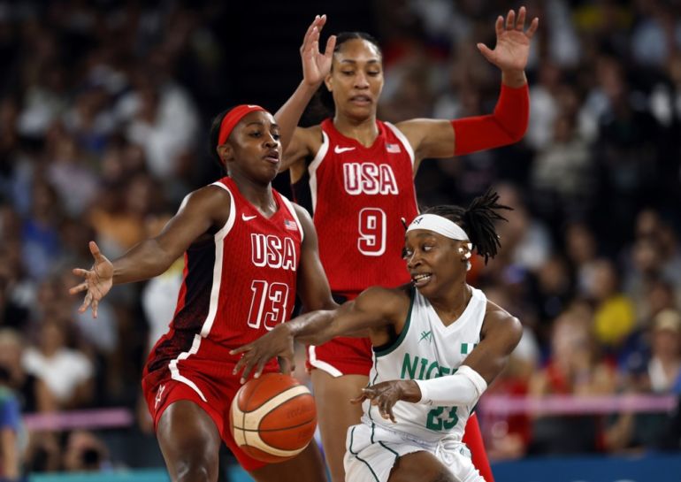   Jackie Young of USA (L) e Ezinne Kalu della Nigeria (R) in azione durante la partita dei quarti di finale delle donne Nigeria contro USA delle competizioni di basket nelle Olimpiadi di Parigi 2024
