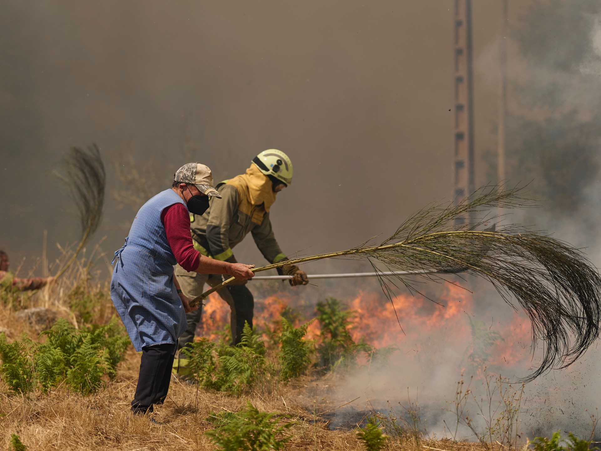 La Spagna combatte i principali incendi anche se l'ondata di calore si allenta con temperature più basse