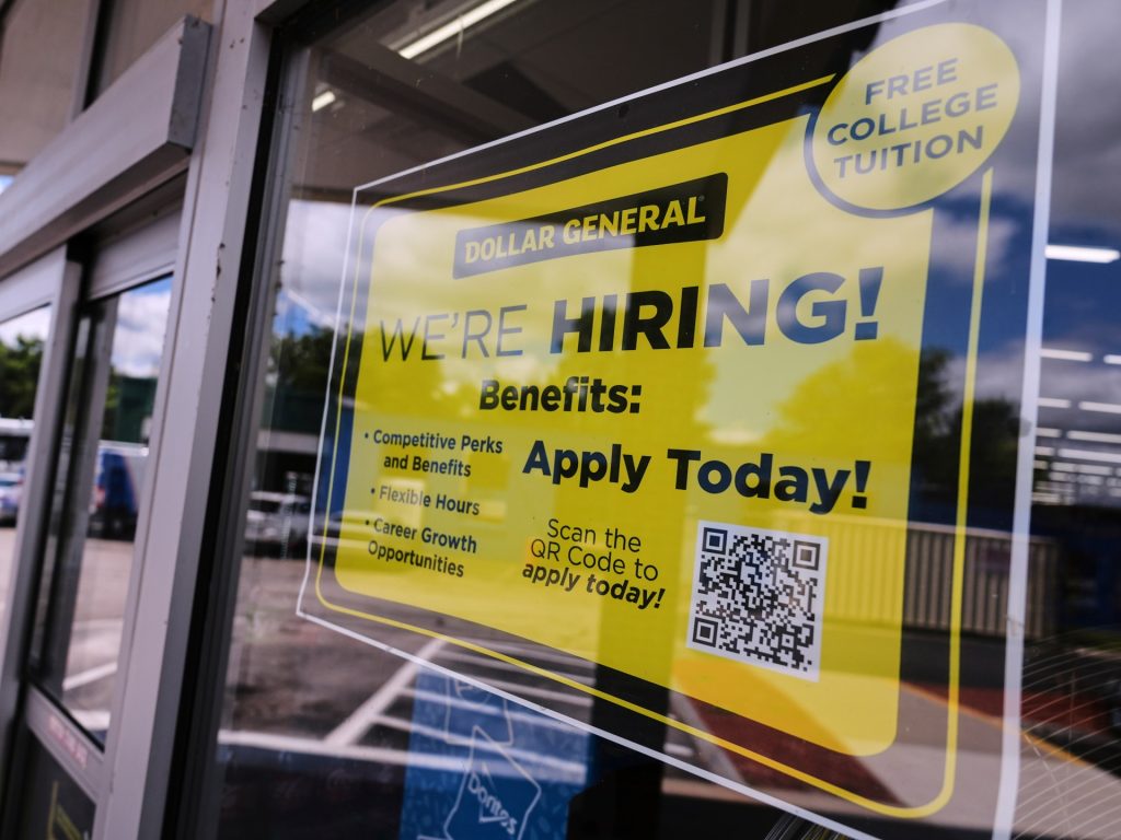 La fiducia dei consumatori statunitensi cade mentre il mercato del lavoro rallenta