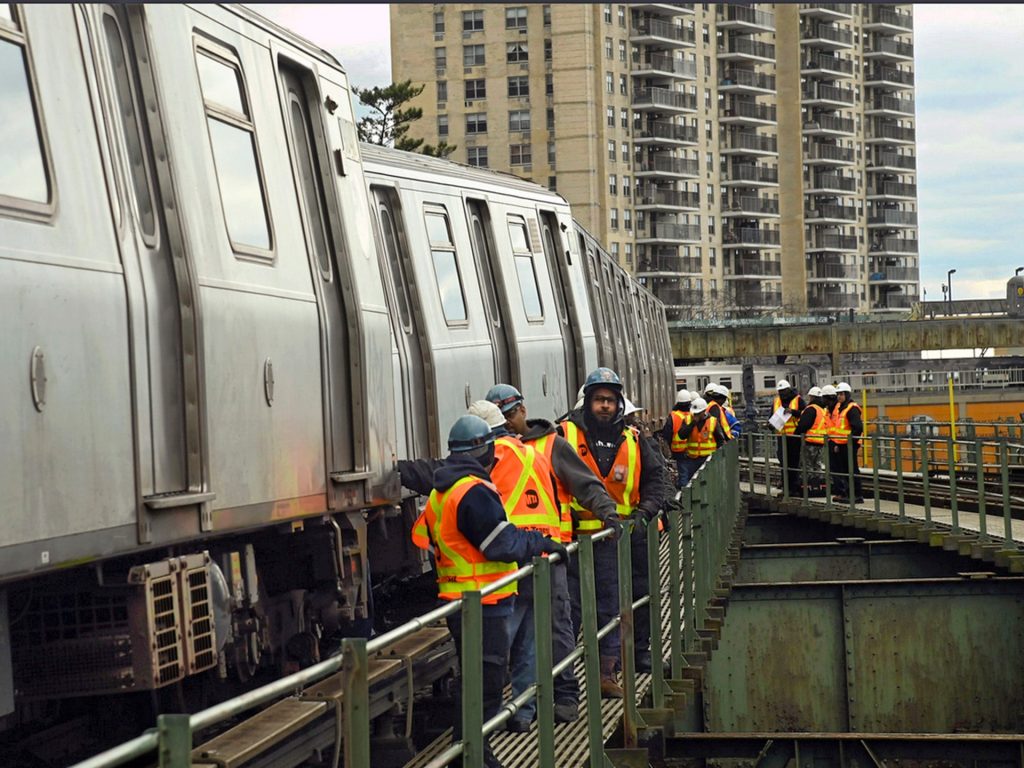 L'amministrazione Trump minaccia di tagliare i fondi di transito di New York per sicurezza