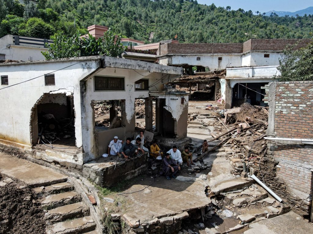Le speranze per i sopravvissuti si dissolvono mentre i soccorritori del Pakistan cercano 150 ancora mancanti | Notizie climatiche