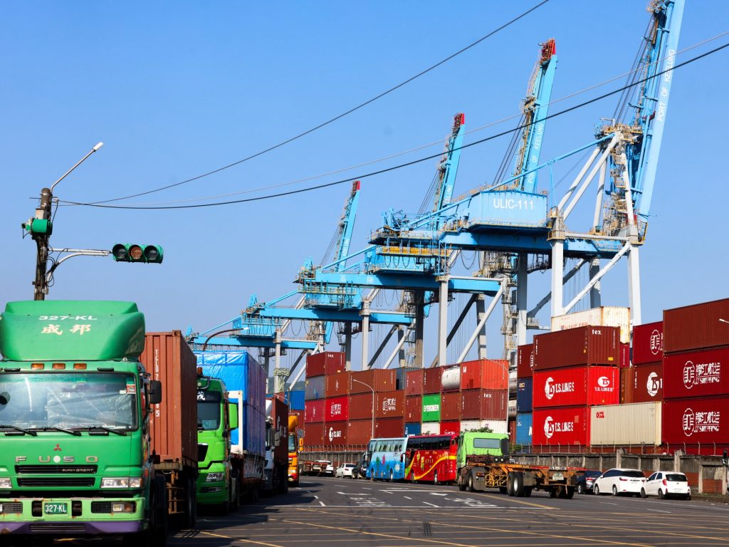 Le tariffe più elevate di Trump hanno effetto sulle importazioni da dozzine di paesi