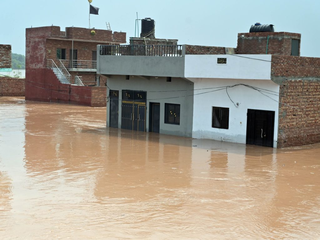 Mezzo milione di persone bloccate da forti inondazioni evacuate in Pakistan