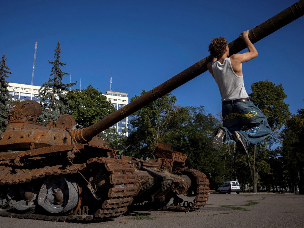 Russia sterline Ucraina, aumenta l'esercito come parenti mondiali per i colloqui di Putin-Trump