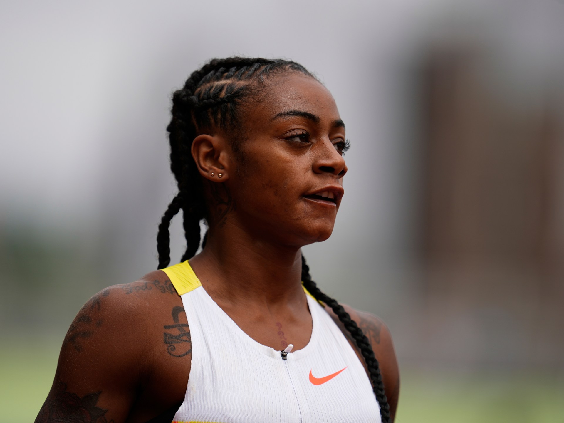 Sprinter Richardson si scusa mentre si rivolge all'arresto della violenza domestica