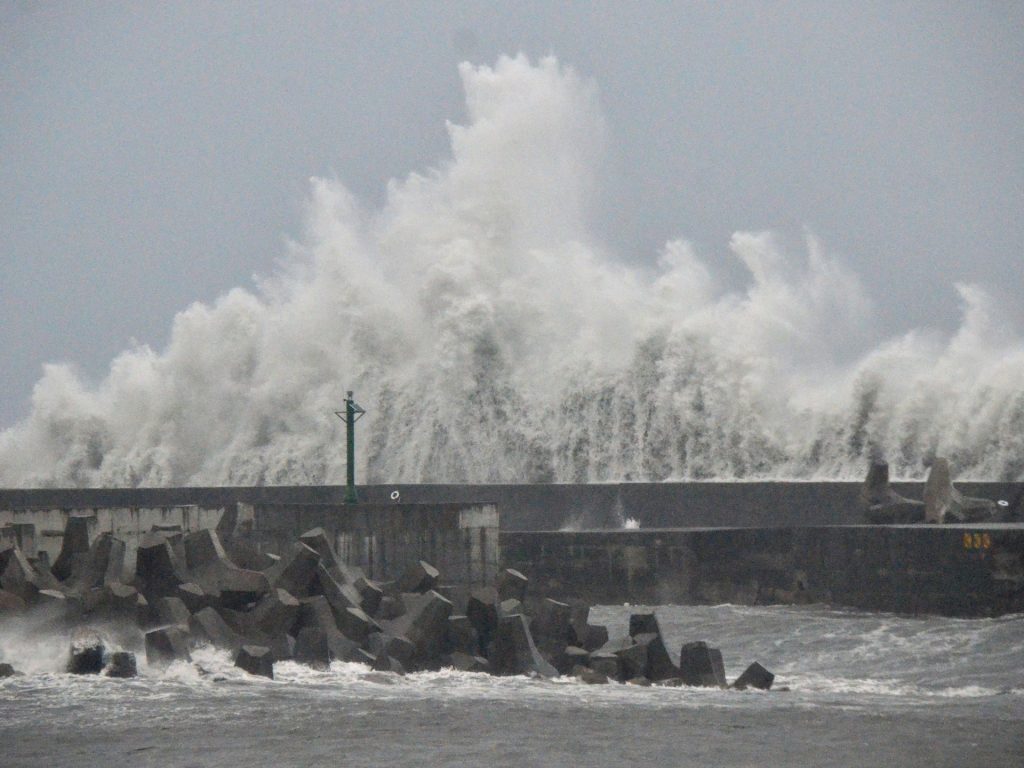 Taiwan Braces mentre il tifone Podul si intensifica sull'approccio