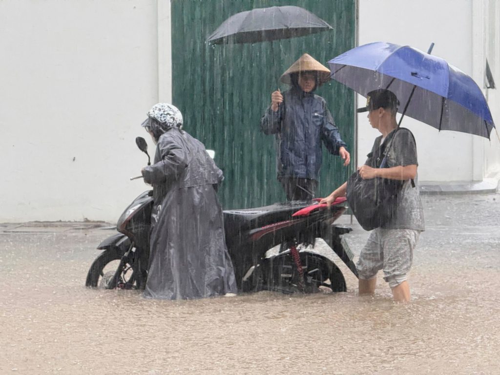 Tre uccisi dopo il tifone Kajiki sferzano il Vietnam, inondazioni di Hanoi Streets