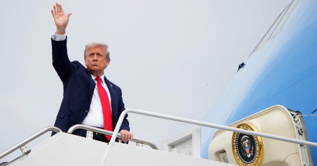 Trump ha acquistato oltre $ 100 milioni in obbligazioni in carica, mostra la divulgazione