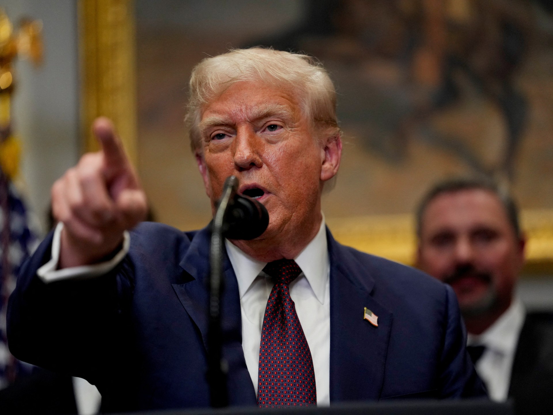 Trump spara ufficiali che supervisionano i dati di lavoro dopo numeri di lavoro lugubri