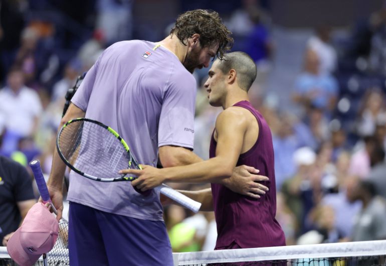 Reilly Opelka e Carlos Alcaraz si stringono la mano dopo la partita.