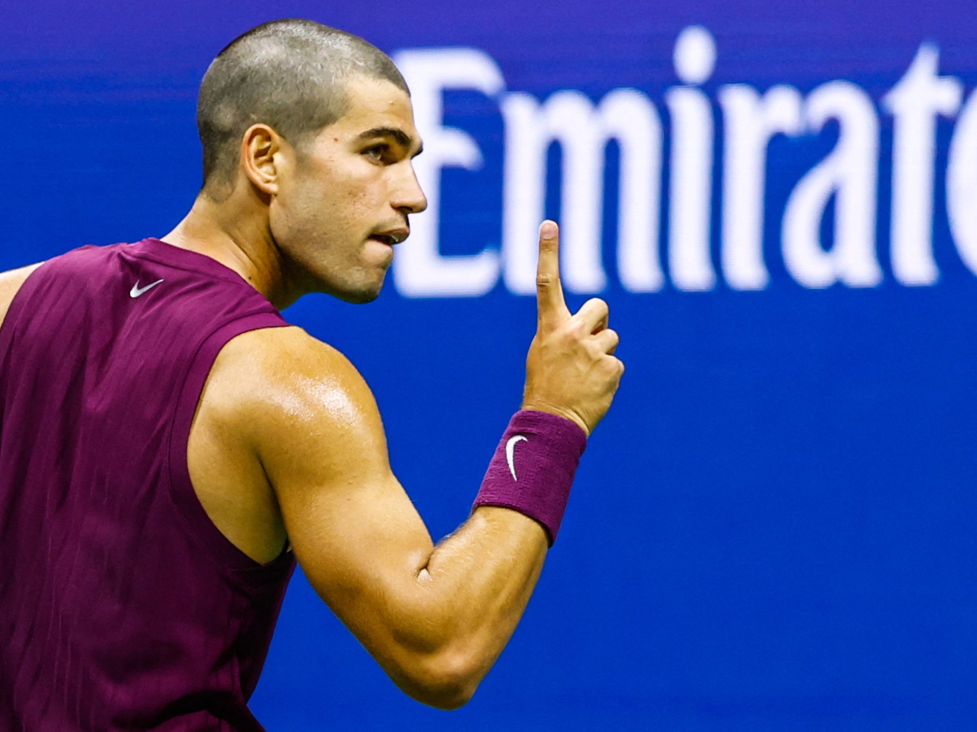 Carlos Alcaraz debutta il nuovo taglio di capelli nella vittoria del primo turno degli Stati Uniti