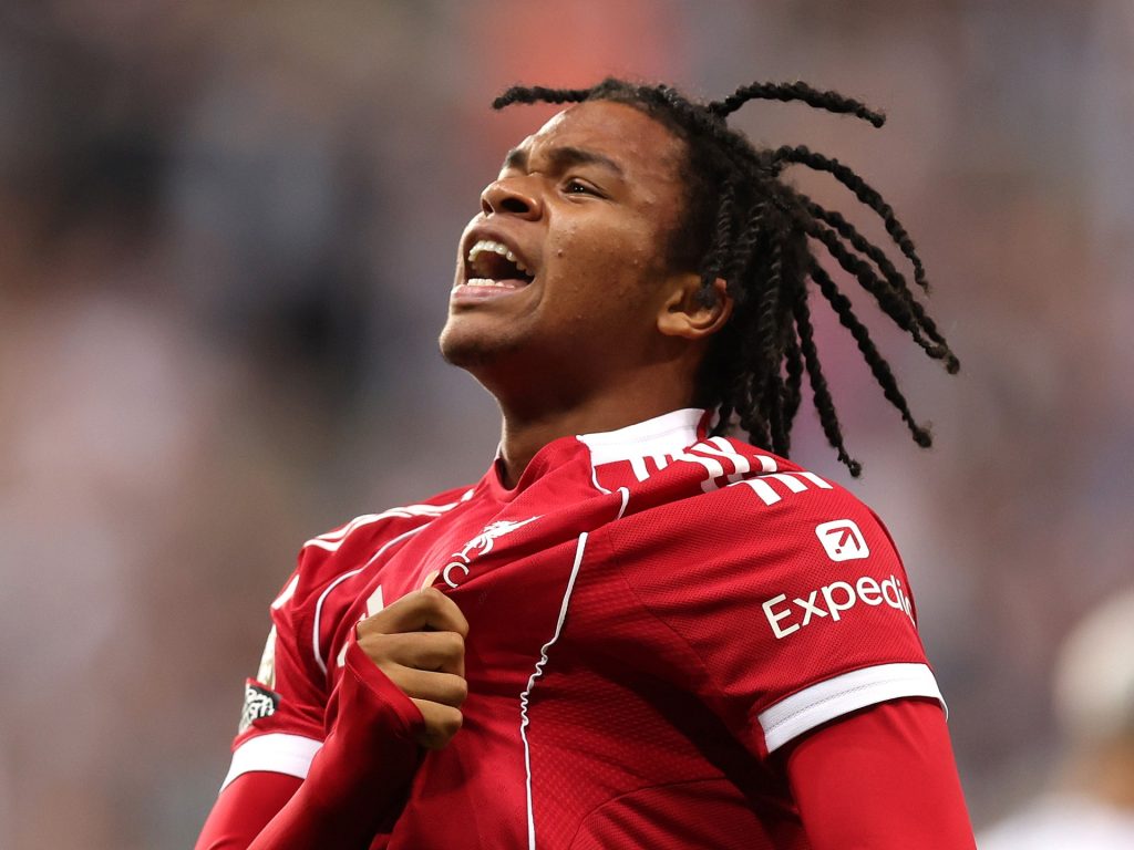L'adolescente Ngumoha segna il goal vincente mentre Liverpool sconfigge Newcastle