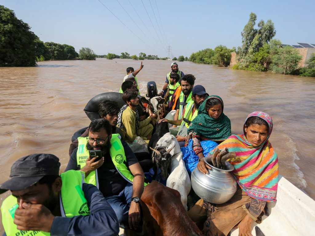 La minaccia alluvionale aumenta mentre la pioggia sferza l'India e il Pakistan