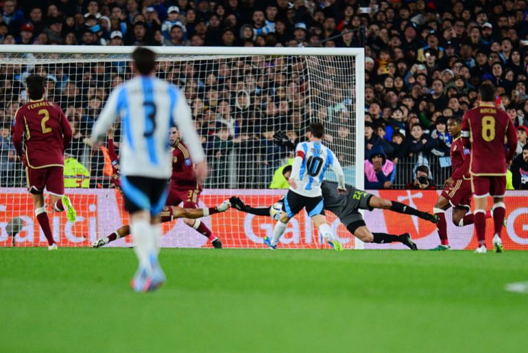 Lionel Messi dell'Argentina spara per segnare il primo gol della squadra durante la partita di qualifica della Coppa del Mondo FIFA 2026 sudamericana tra Argentina e Venezuela