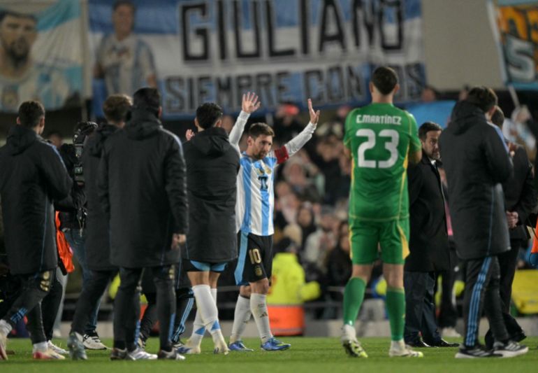 Il attaccante dell'Argentina #10 Lionel Messi lascia il campo dopo aver vinto la partita di calcio del Sud America del 2026 della Coppa del Mondo FIFA tra Argentina e Venezuela