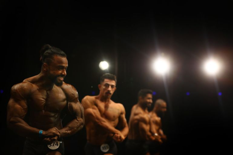 I concorrenti prendono parte al classico competizione per il fisico maschile durante la spiaggia di Dubai Muscle al Mall of the Emirates