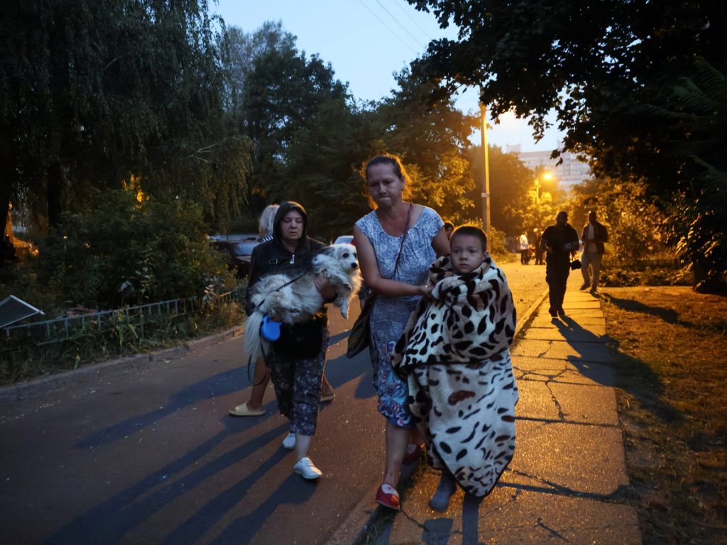 Gli attacchi russi a Kiev ucraina uccidono almeno 3, non costruendo colpiti