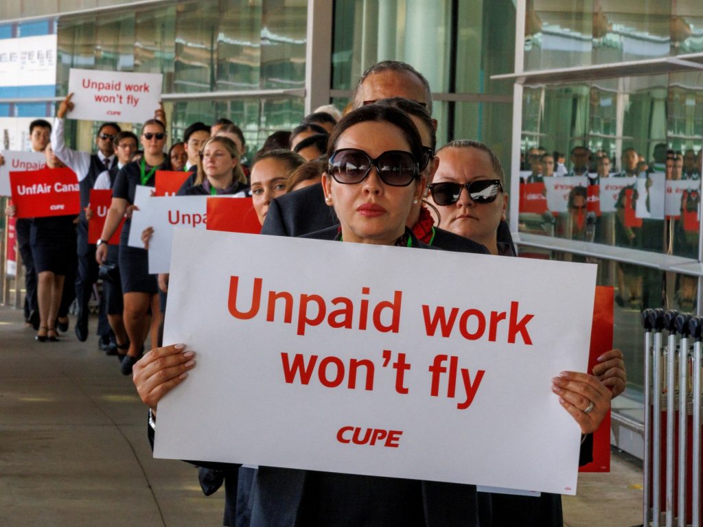 Gli assistenti di volo di Air Canada tengono il voto salariale controverso