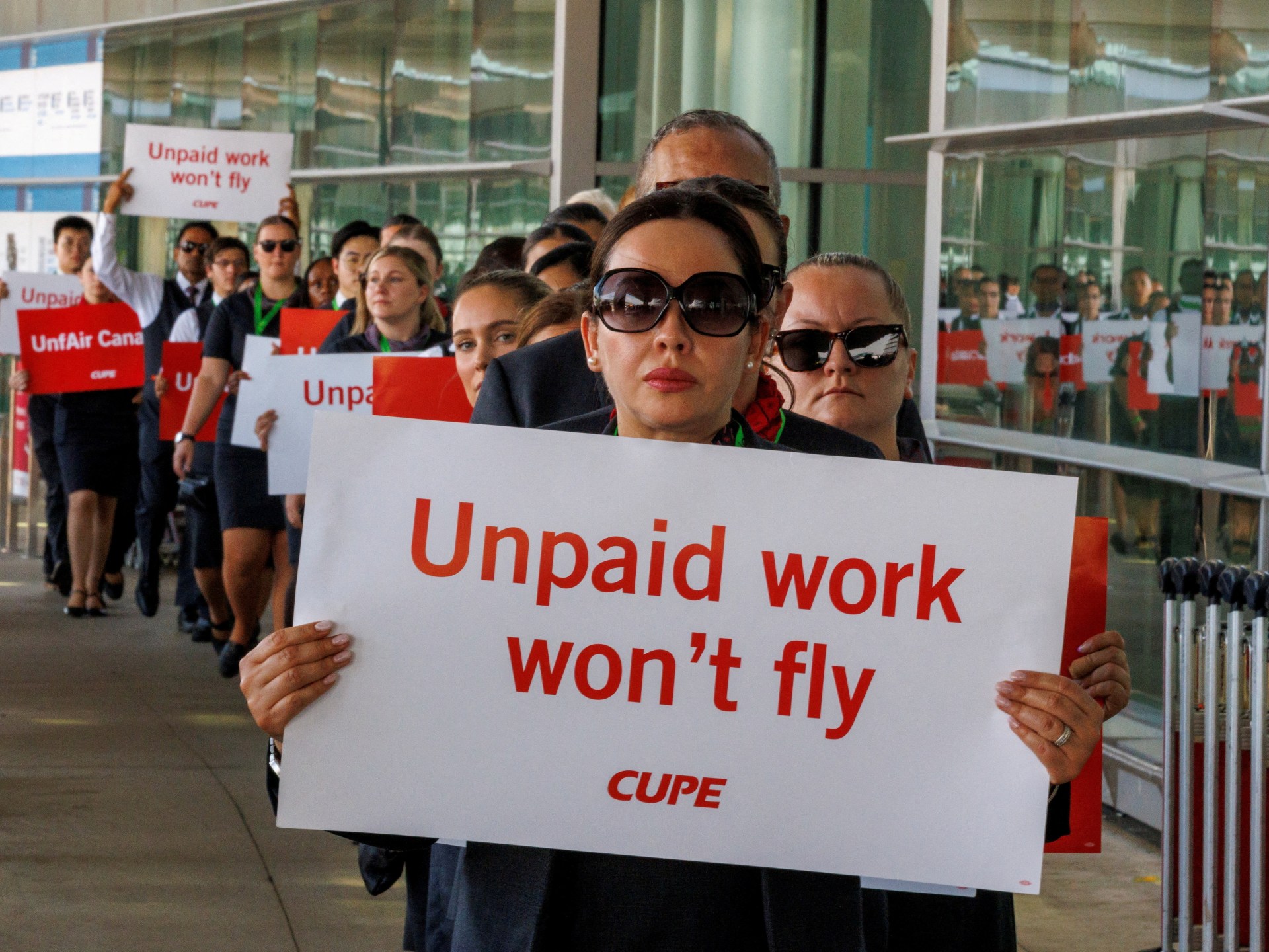 Gli assistenti di volo di Air Canada tengono il voto salariale controverso