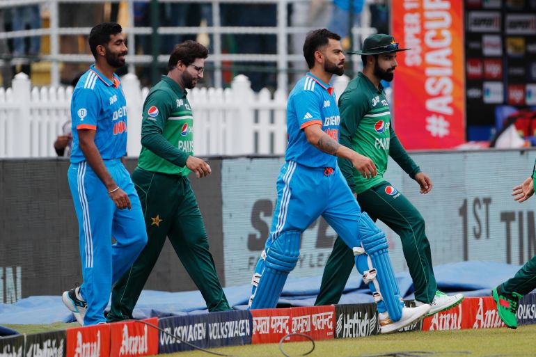 COLOMBO, Sri Lanka - 10 settembre: Shadab Khan del Pakistan (R), Virat Kohli dell'India (2R), Imam Ul Haq del Pakistan (C) e Jasprit Bumrah dell'India (L) durante l'Asia Cup Super Four Match tra India e Pakistan a R. Premadasa Stadium al 10 settembre, 2023 a Colombo, Sri Lanka. (Foto di Surjeet Yadav/Getty Images)