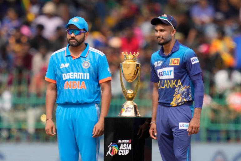 Il capitano dell'India Rohit Sharma e la sua controparte dello Sri Lanka Dasun Shanaka posano per le fotografie con Trofeo prima dell'inizio della partita di cricket finale della Coppa Asia tra India e Sri Lanka a Colombo, Sri Lanka, domenica 17 settembre 2023. (AP Photo/Eranga Jayawardena)
