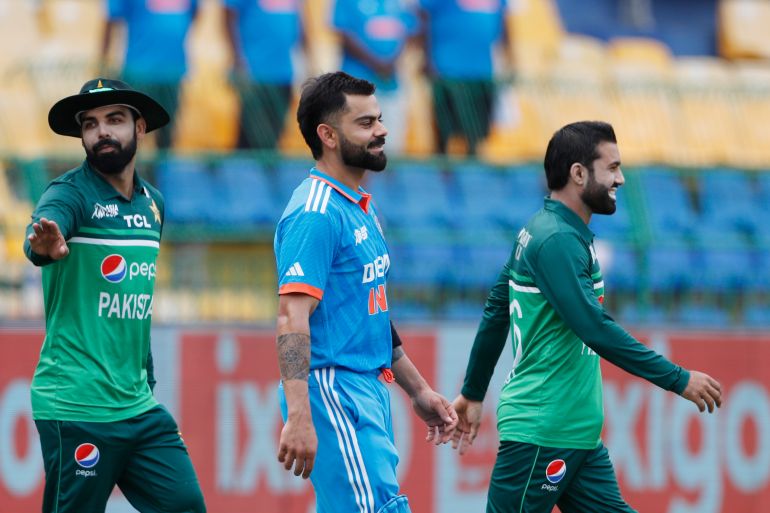 COLOMBO, Sri Lanka - 10 settembre: Mohammad Rizwan del Pakistan (R), Virat Kohli dell'India (C) e Shadab Khan del Pakistan (L) durante l'Asia Cup Super Four match tra India e Pakistan allo stadio R. Premadasa il 10 settembre 2023 a Colombo, Sri Lanka. (Foto di Surjeet Yadav/Getty Images)