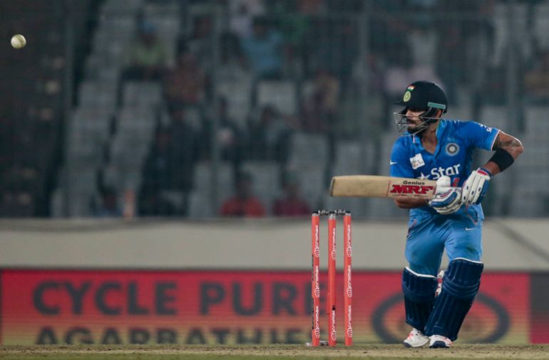 Virat Kohli dell'India gioca un colpo durante la partita di cricket internazionale di Asia Twenty20 contro il Pakistan a Dhaka, in Bangladesh, sabato 27 febbraio 2016. (AP Foto/Am Ahad)